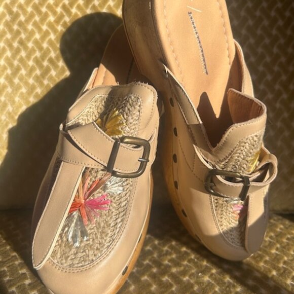 Anthropologie x  L'artiste Shoes - Anthropologie x  L'artiste Chienti Raffia Floral Embroidered Buckle Stud Clogs